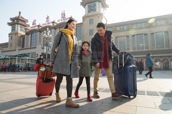 广场新年乘客幸福家庭在火车站图片