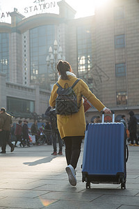 亚洲人幸福过年青年女人在站前广场图片