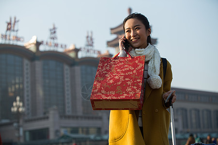 女漂亮的人火车站青年女人在站前广场图片