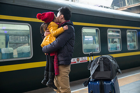 人成年人彩色图片父亲和女儿在车站月台图片