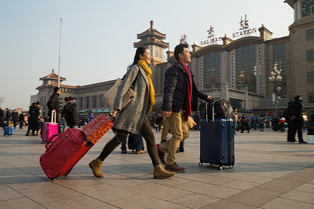 旅行者幸福日光青年男女在站前广场图片