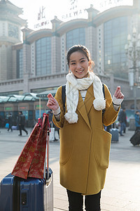 幸福东亚春运青年女人在站前广场图片
