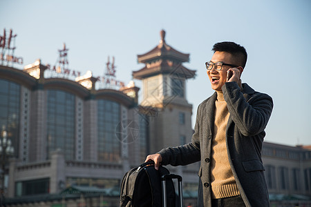 20到24岁旅行的人旅行青年男人在火车站图片