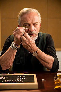 老年男性设计师制作钻石戒指图片