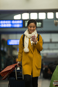 大厅成年人旅行者青年女人在火车站图片