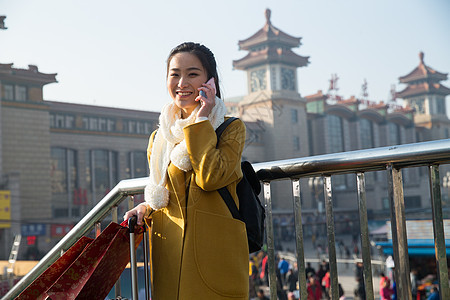 漂亮的人人春运青年女人在站前广场图片