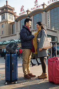 附带的人物公共交通情侣青年男女在站前广场图片