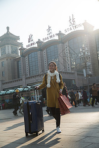 过年人围巾青年女人在站前广场图片