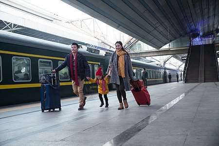 亚洲旅行者旅游幸福家庭在车站月台图片