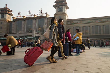 情侣快乐漂亮的人青年男女在站前广场图片