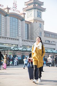 春节背包客青年女人在站前广场图片