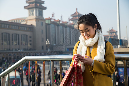 旅行成年人幸福青年女人在站前广场图片