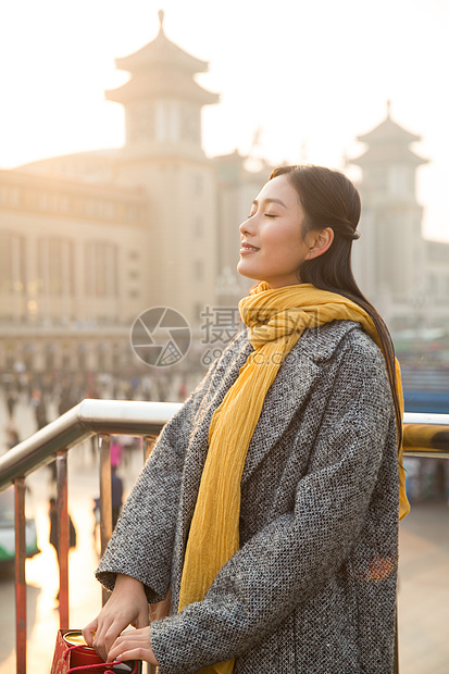 青年人成年人东方人青年女人在站前广场图片