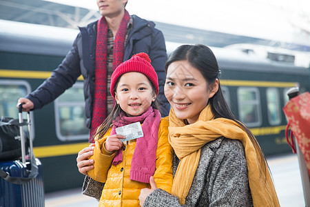 信心女人出发幸福家庭在车站月台图片