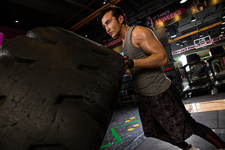 成年人运动服轮胎青年男人在健身房图片