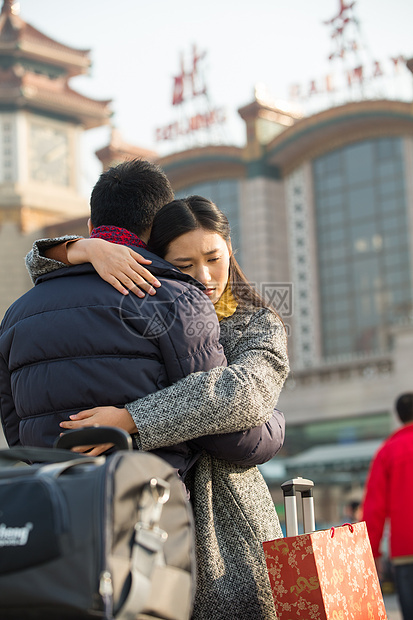 中年人出发交通青年情侣在火车站图片