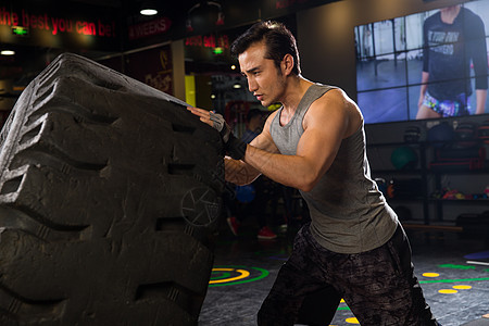 摄影健康生活方式锻炼青年男人在健身房图片
