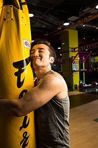 运动户内彩色图片青年男人在健身房里健身图片