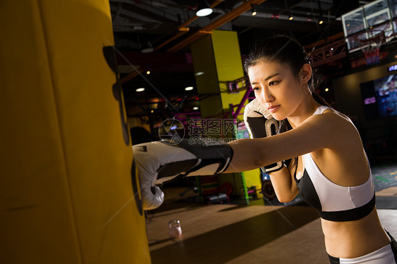 仅一个人体育器械酷女拳击手训练图片