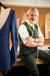服装缝纫经验丰富的老年设计师背景