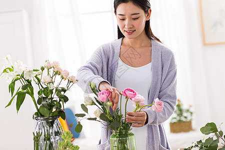 青年女人的家庭生活插花图片