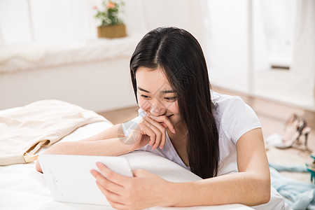 成年人放松东方人青年女人看平板电脑图片