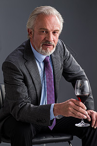 垂直构图红葡萄酒成就权威商务老年男人图片