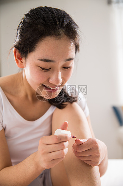 早晨成年人户内青年女人涂指甲油图片