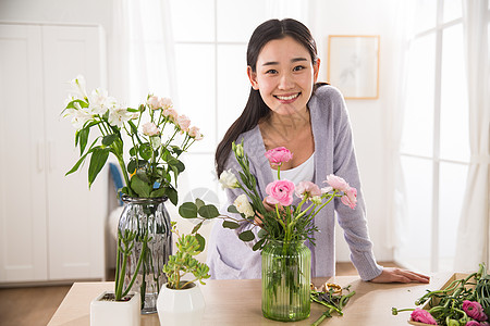 家庭插画花艺休闲装休闲青年女人的家庭生活背景