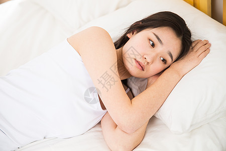枕头睡衣摄影青年女人在卧室睡觉图片