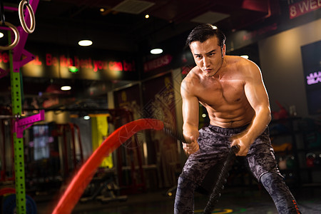 腹肌硬朗锻炼青年男人在健身房健身图片