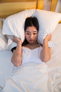 青年人东方人摄影情绪低落的青年女人在卧室的床上图片
