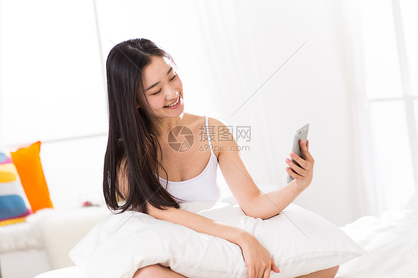 活力东亚20多岁青年女人在卧室自拍图片