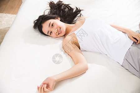彩色图片纯洁起床青年女人在卧室的床上图片