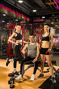 螃蟹图片体育器械彩色图片教练青年人在健身房里健身背景