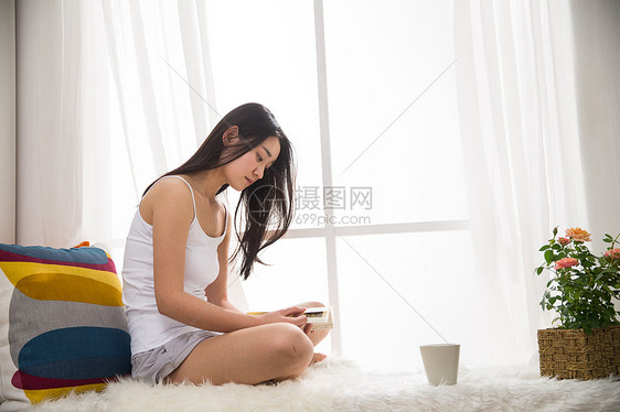 成年人专注背心青年女人看书图片