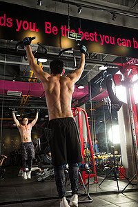 健身设备力量青年男人在健身房里健身图片