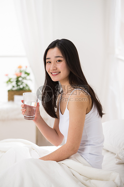 纯洁枕头垂直构图青年女人喝水图片