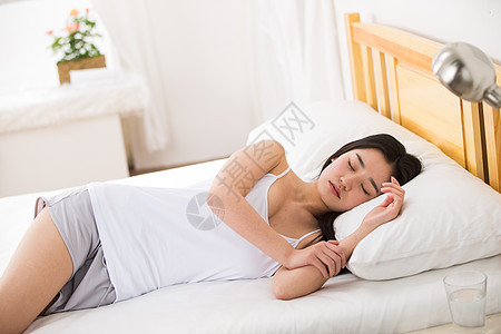 亚洲床上用品闭着眼睛青年女人在卧室睡觉图片