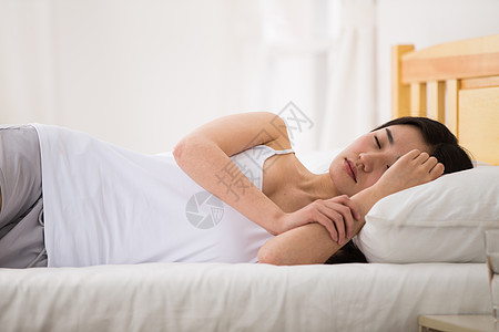 健康生活方式户内纯洁青年女人在卧室睡觉图片