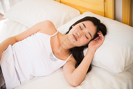健康生活方式亚洲闭着眼睛青年女人在卧室睡觉图片