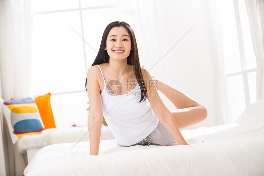 愉悦放松亚洲青年女人在卧室图片