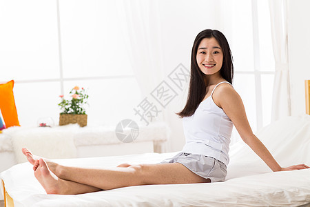 20多岁独处户内青年女人在卧室图片