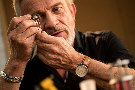 设计室老年男人拿着钻石戒指图片