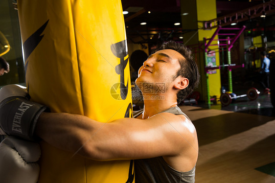 运动服体育器械东方人青年男人在健身房里健身图片