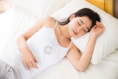放松枕头侧卧青年女人在卧室睡觉图片