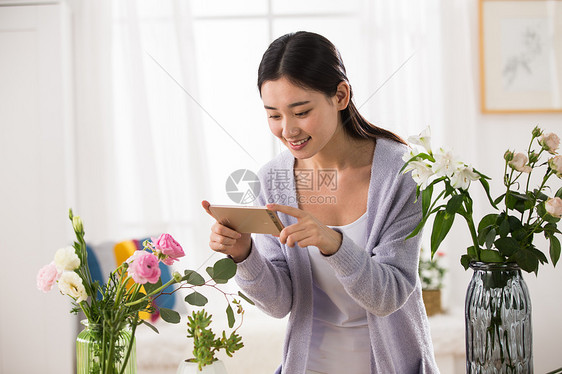 纯洁户内青年人青年女人的家庭生活图片