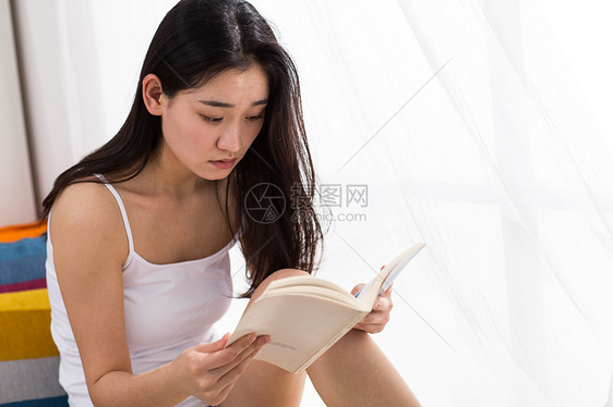 成年人水平构图窗户青年女人看书图片