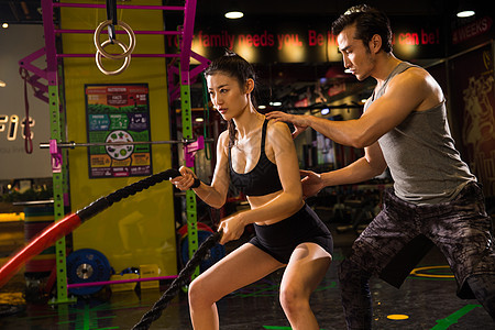 健康生活方式成年人亚洲人青年人在健身房里健身图片