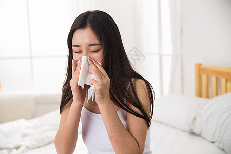 早晨发热打喷嚏青年女人生病图片